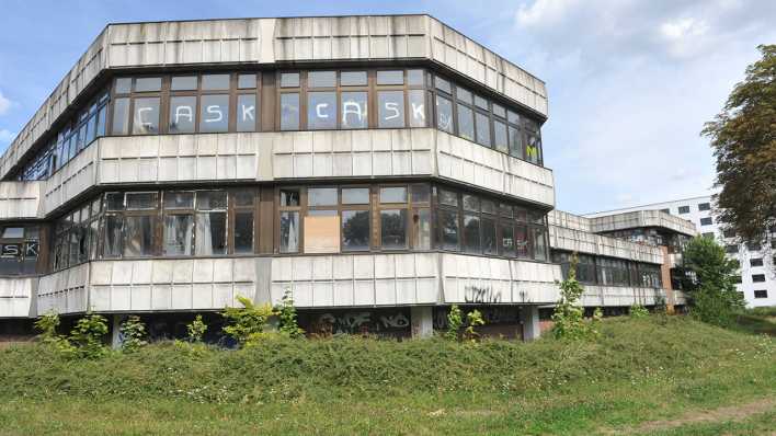 Das ehemalige Sporthotel und Kongresszentrum im Sportforum Hohenschönhausen ist eine Ruine; Foto: imago/Kai Horstmann